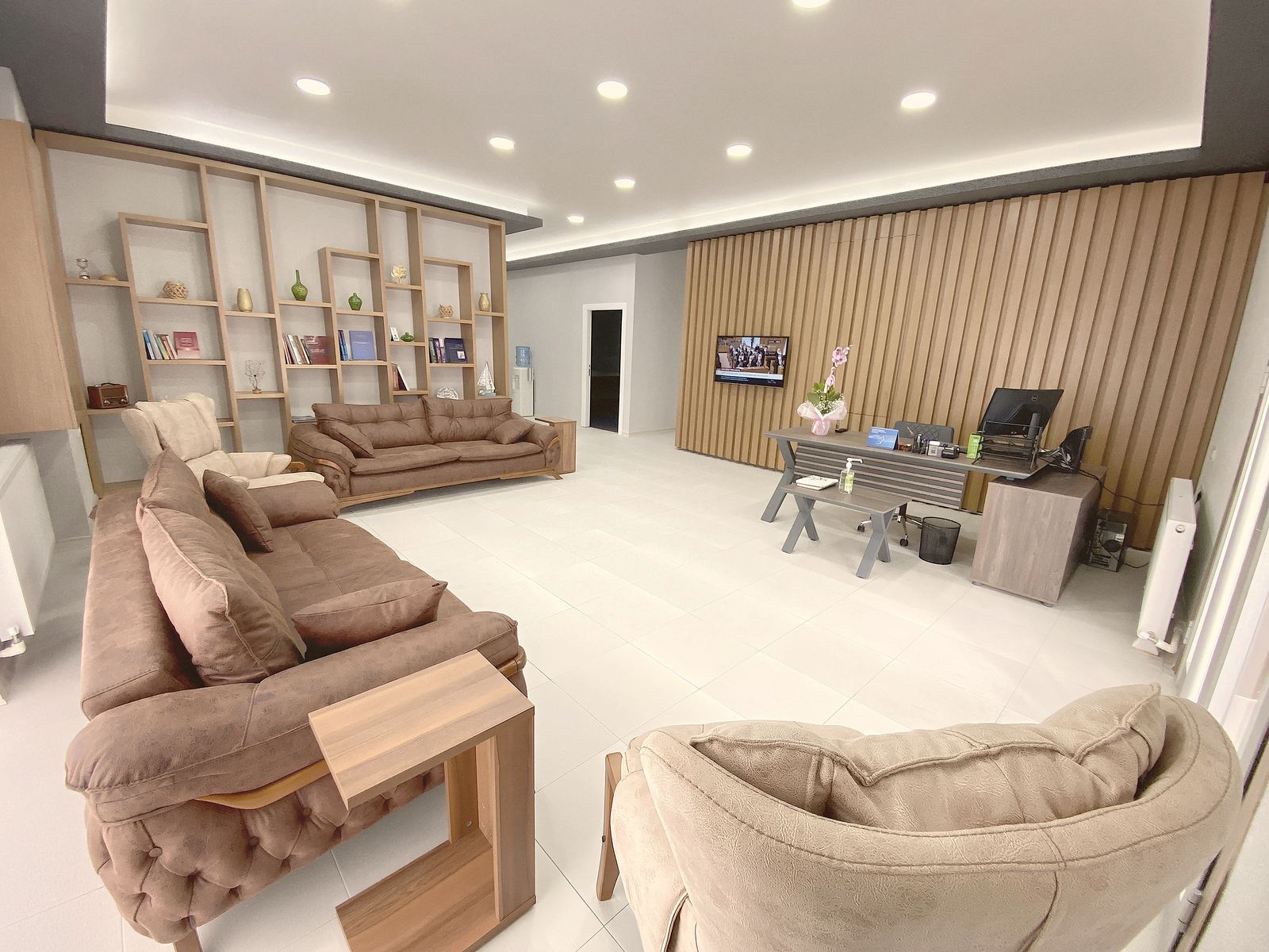 Muayenehanenin bekleme salonu: koltuklar ve kitaplık