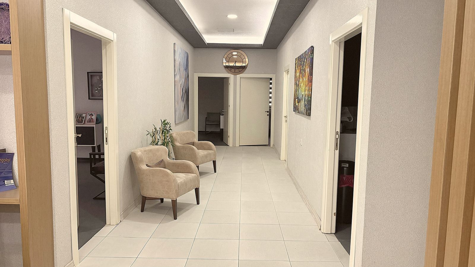 Muayenehane koridoru ve bekleme koltukları