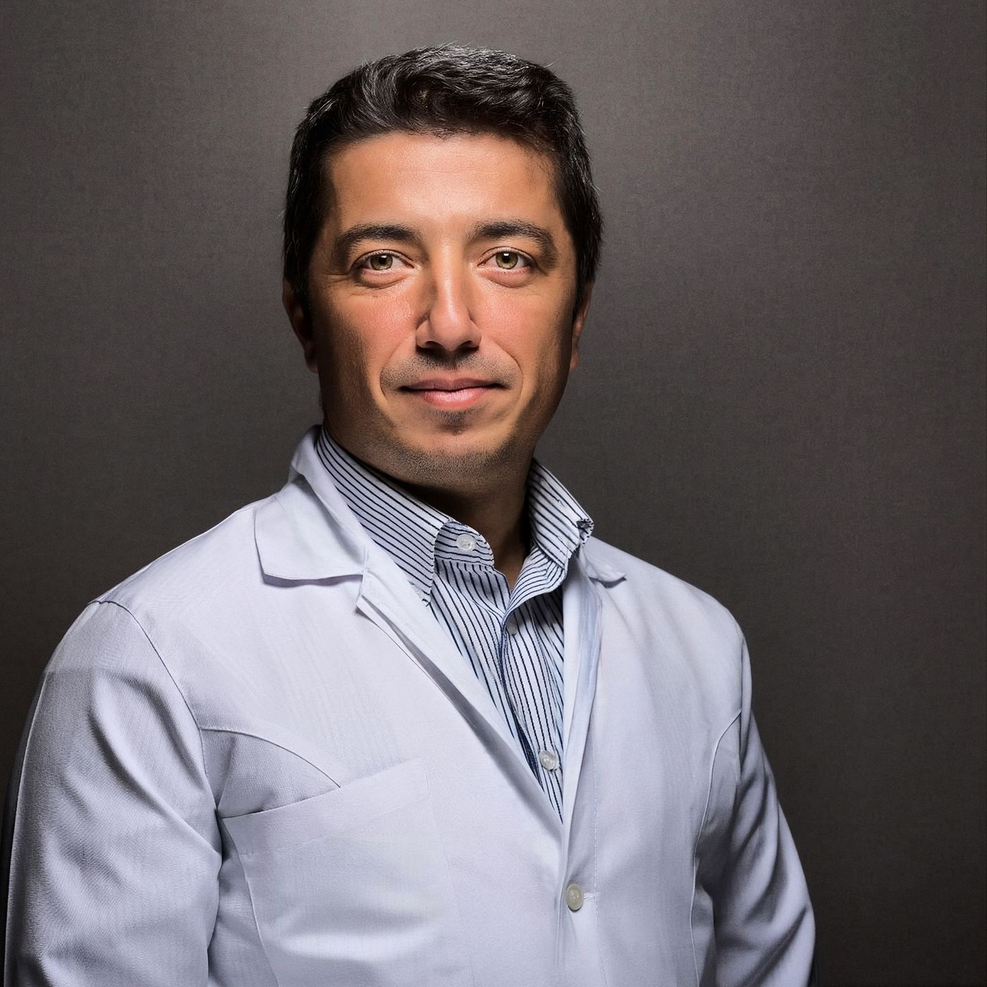Op. Dr. Yaşar Okan Akın, beyaz önlükle
