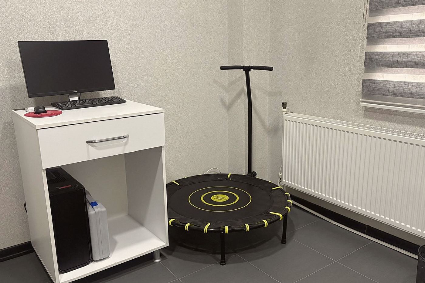 Balance assessment room with a computer recording unit and a mat for balance exercises