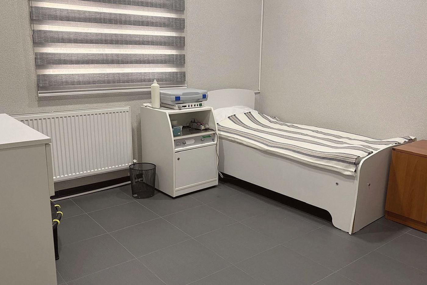 Sleep study room: a single bed with a recording device at the bedside
